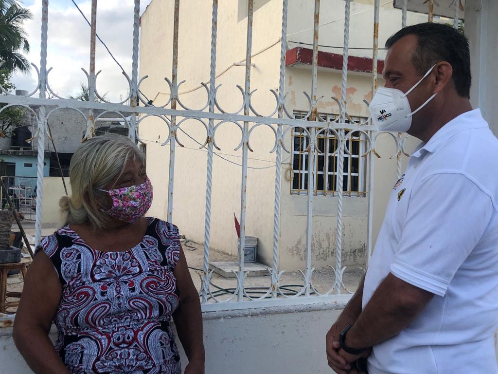 Eloy Peniche dice que urge recuperar las becas para que los jóvenes concluyan sus estudios