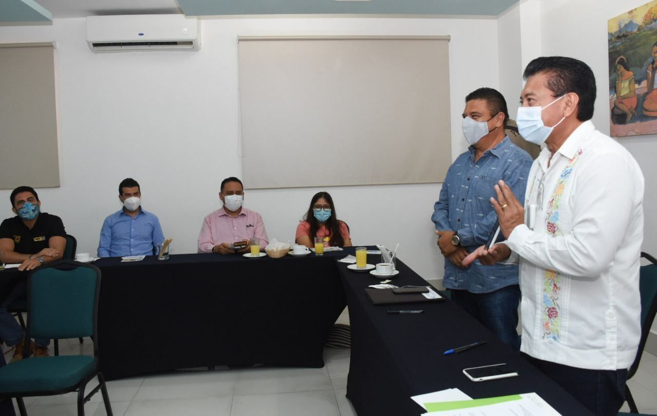 Presenta Chucho Pool su proyecto ante Asociados Náuticos
