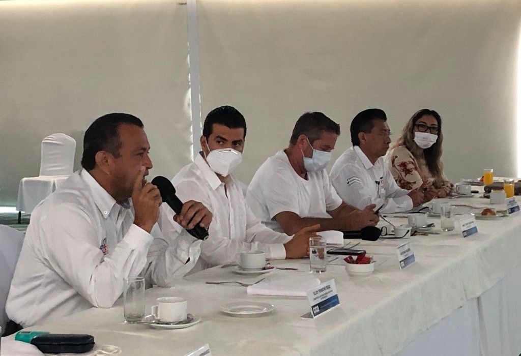 Eloy Peniche presenta sus propuestas ante cámaras empresarias