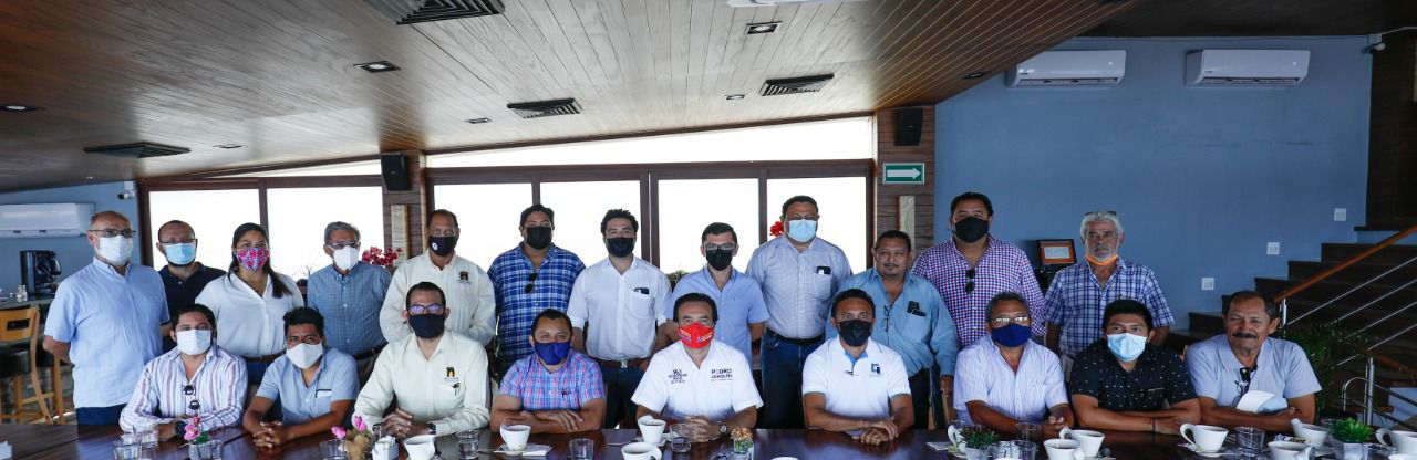 Miembros de la Asociación de Ingenieros y Arquitectos de Cozumel reconocen el trabajo de Pedro Joaquín, y reiteran su apoyo y voto