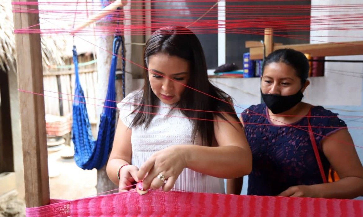 Respaldo a productores de artesanías y conservas ofrece Blanca Merari en Leona Vicario