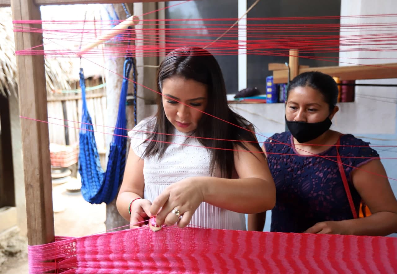 Respaldo a productores de artesanías y conservas ofrece Blanca Merari en Leona Vicario