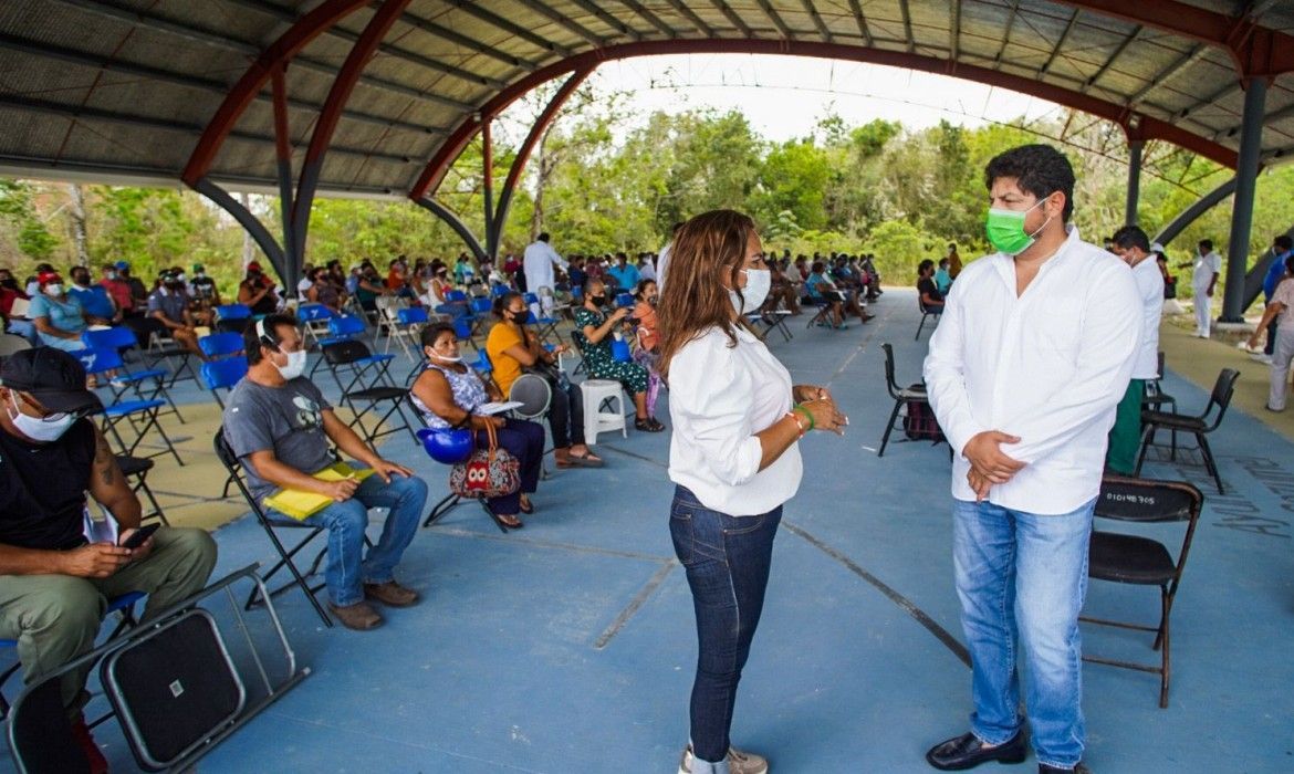 Elías Farah Ceh supervisa el inicio de la vacunación Covid en personas de entre 50 y 59 años en Cozumel