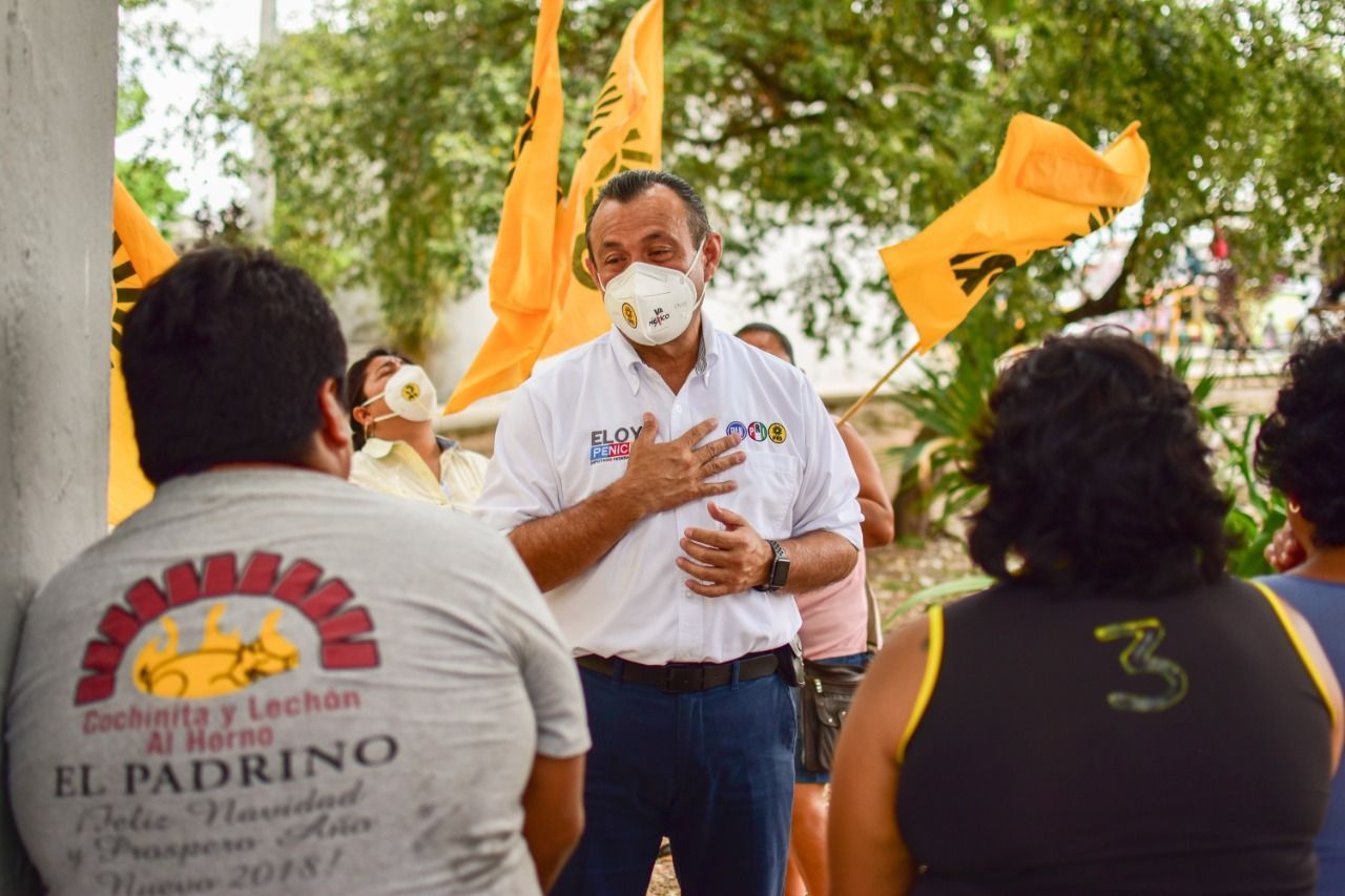 Eloy Peniche se compromete a impulsar becas para jóvenes