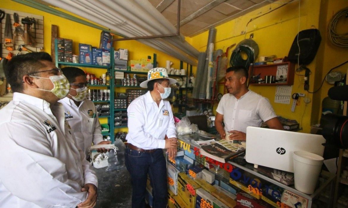 Muestran apoyo a Chucho Pool en sus caminatas por colonias de Cancún