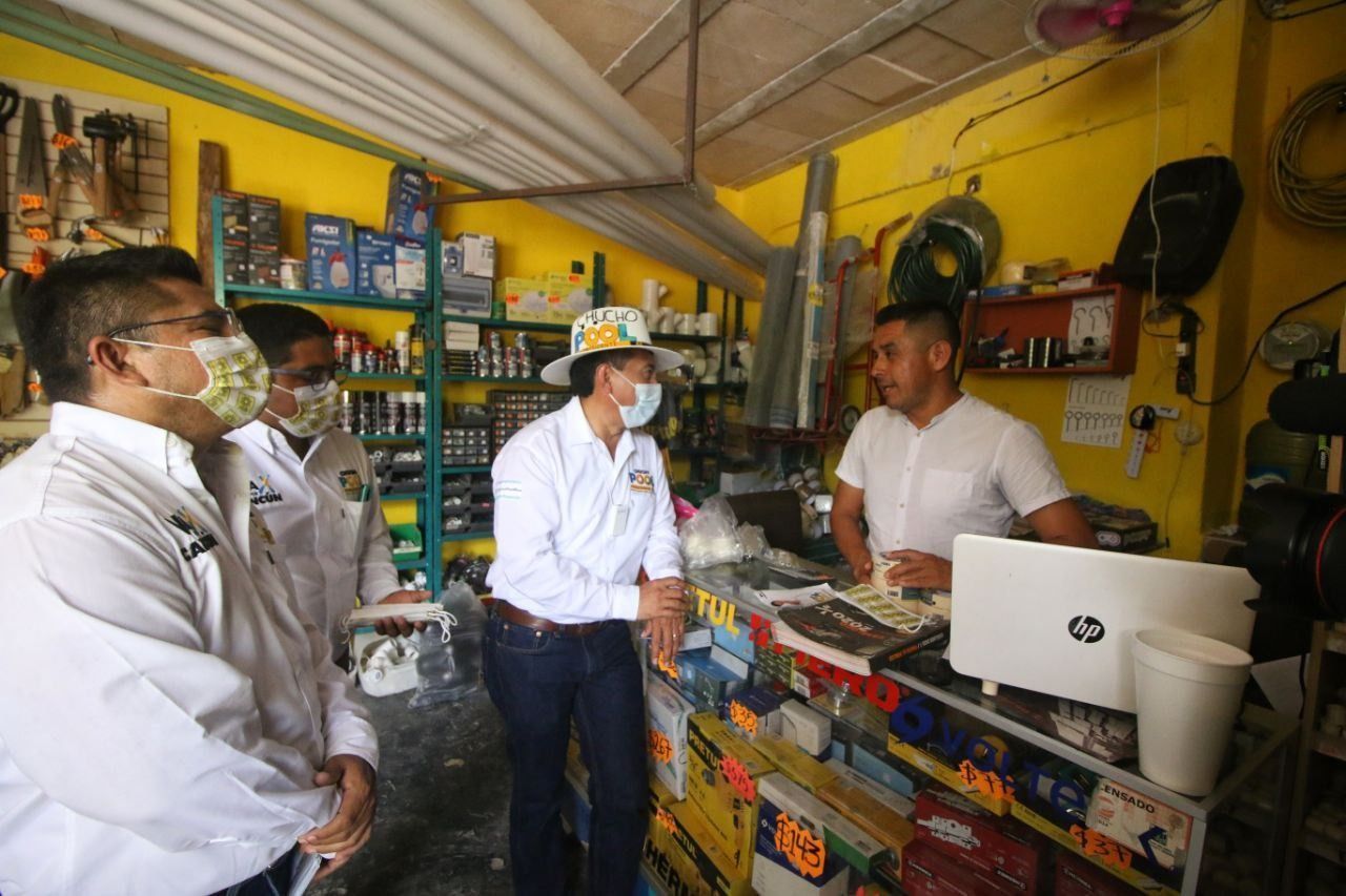 Muestran apoyo a Chucho Pool en sus caminatas por colonias de Cancún