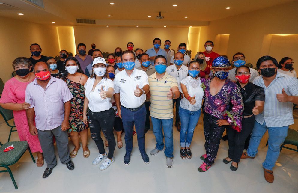 Carnavaleros de Cozumel se reúnen con Pedro Joaquín y le dan su respaldo