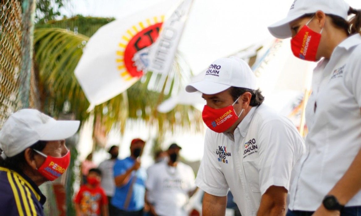 Pedro Joaquín da a conocer a vecinos de la Adolfo López Mateos y Juan Bautista Vega su proyecto de isla segura, limpia y con atención constante a los servicios públicos