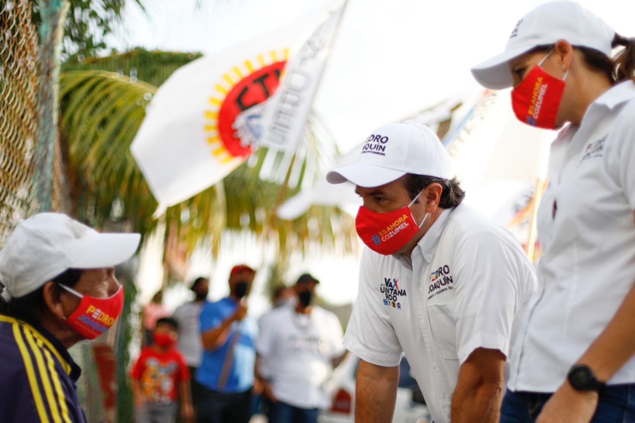 Pedro Joaquín da a conocer a vecinos de la Adolfo López Mateos y Juan Bautista Vega su proyecto de isla segura, limpia y con atención constante a los servicios públicos