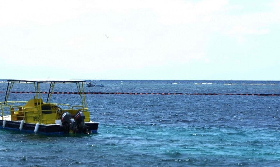 Instalan barreras sargaceras en Puerto Morelos