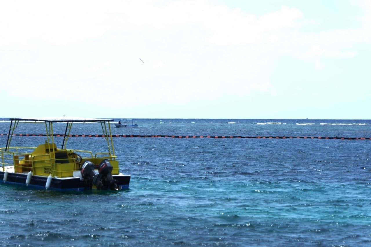 Instalan barreras sargaceras en Puerto Morelos