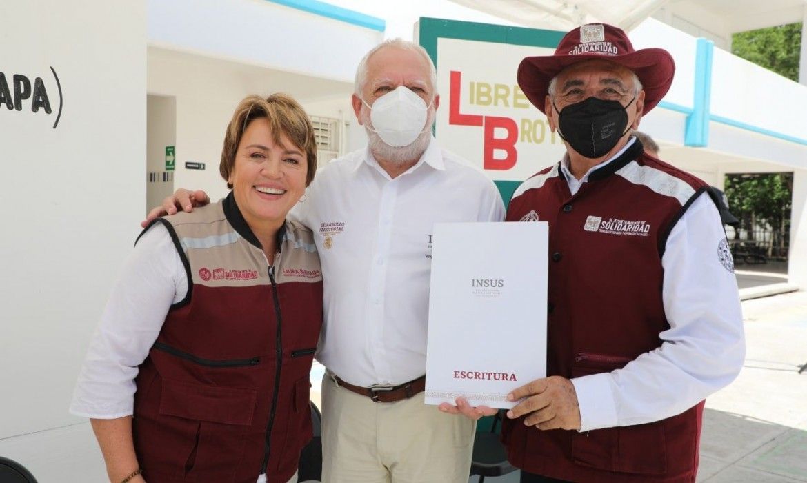 Gobierno de Solidaridad entrega títulos de propiedad a vecinos de Cristo Rey