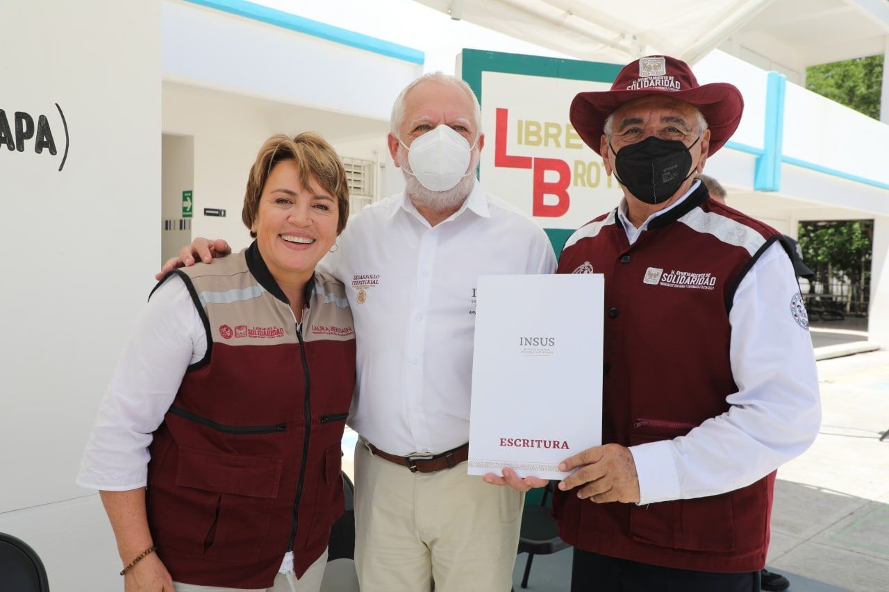 Gobierno de Solidaridad entrega títulos de propiedad a vecinos de Cristo Rey