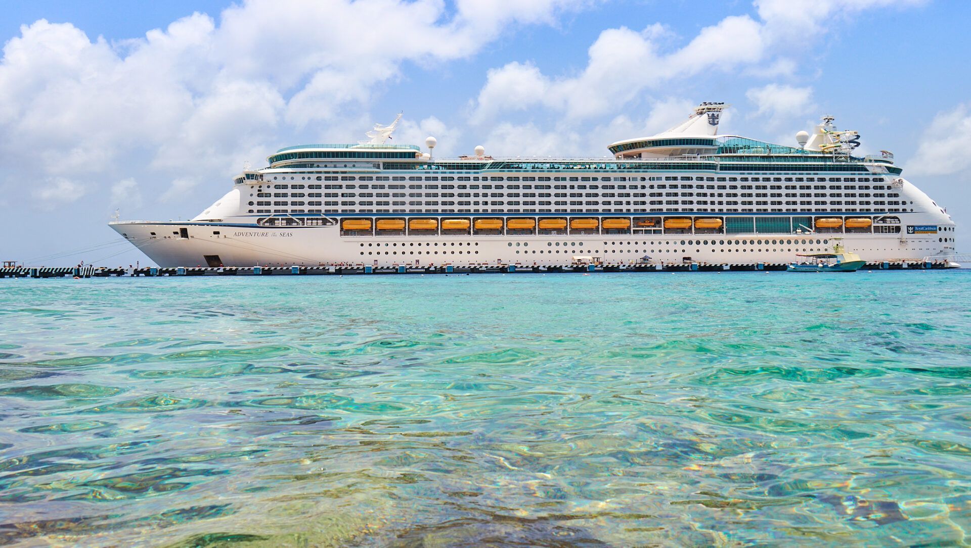 Regresa en menos de una semana a Cozumel el “Adventure of the Seas”; prestadores de servicios reconocen la labor de Pedro Joaquín para el retorno de los cruceros