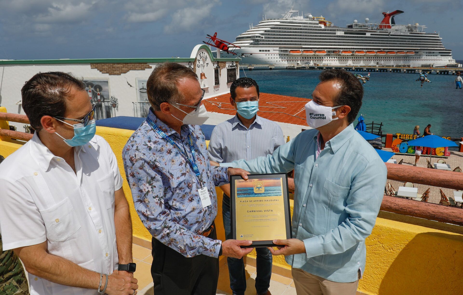 Da Pedro Joaquín la bienvenida a Cozumel al «Carnival Vista»; con ello avanza la recuperación turística en beneficio de nuestra gente