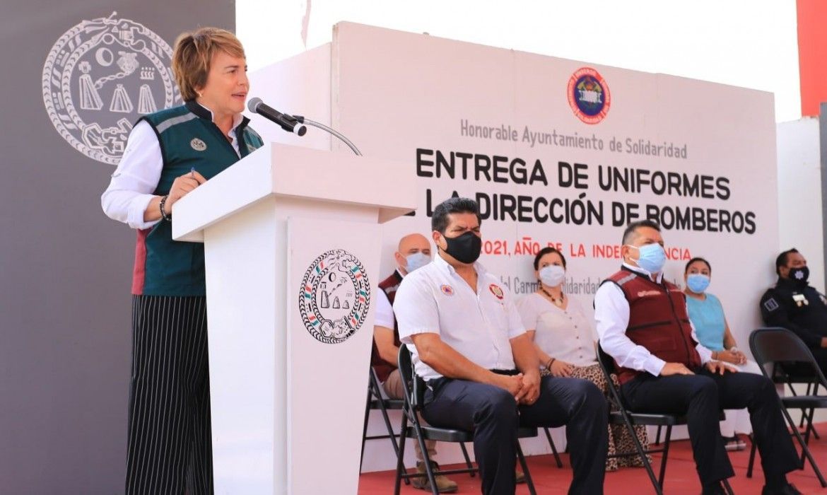 Laura Beristain entregó a los bomberos nuevas unidades y equipos de protección