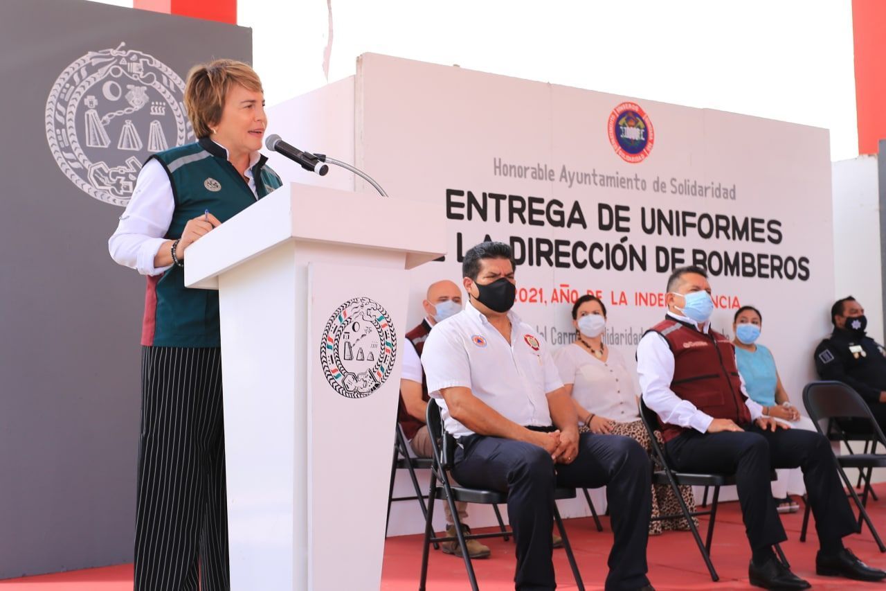 Laura Beristain entregó a los bomberos nuevas unidades y equipos de protección