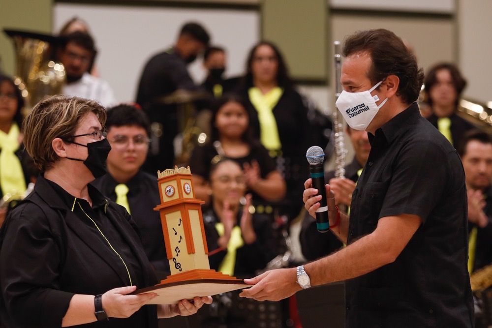 Entrega Pedro Joaquín reconocimiento a la Directora de la Banda Sinfónica de Cozumel, y promociona la cultura y las artes