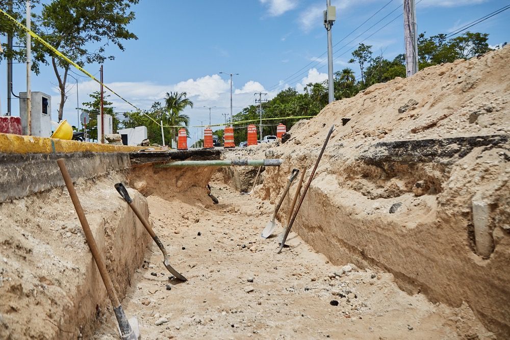 Inician labores para reparar el socavón de la avenida Rafael E. Melgar; anuncia Pedro Joaquín cierre temporal de la playa Caletita