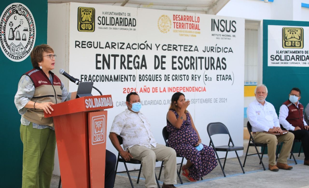 Laura Beristain entrega escrituras a familias de Cristo Rey