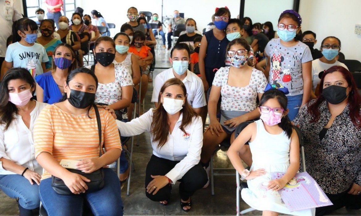 Entrega Gobierno de Mara lentes para alumnos de educación básica
