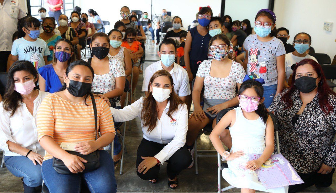 Entrega Gobierno de Mara lentes para alumnos de educación básica