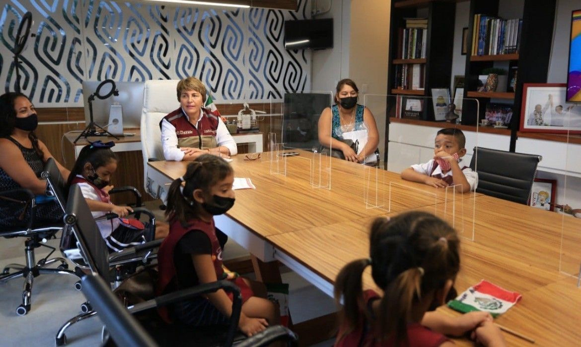Laura Beristain reconoce compromiso educativo de padres de familia con sus hijos
