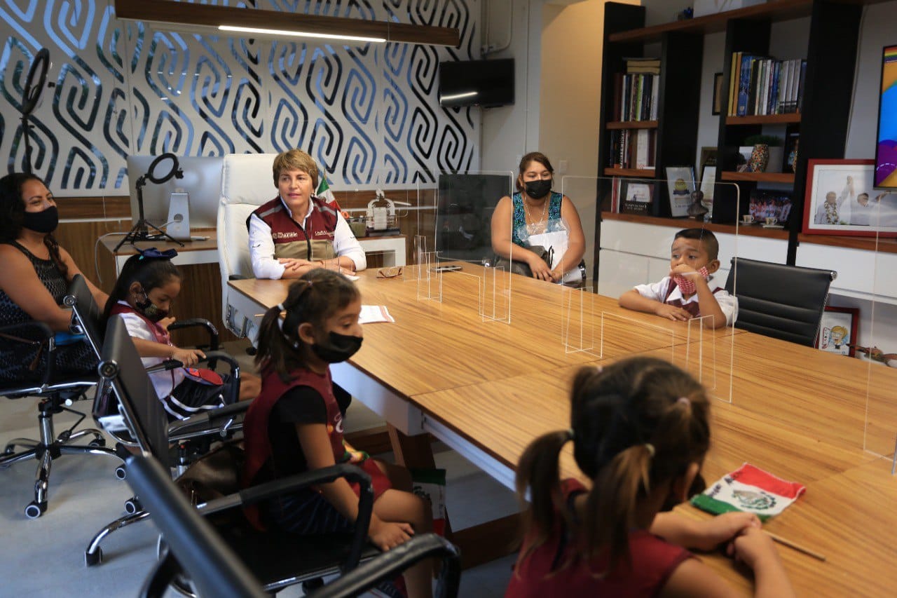 Laura Beristain reconoce compromiso educativo de padres de familia con sus hijos