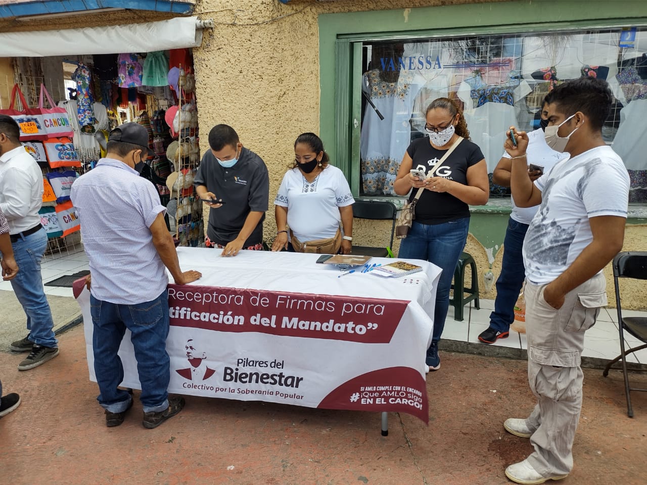 Arrancan mesas receptora de firmas para la Ratificación de Mandato de AMLO