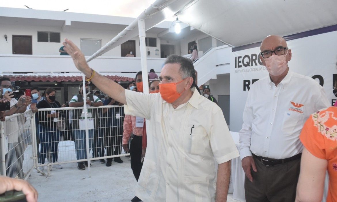 “Cuando recuperar el rumbo es urgente, nadie debe detenerse por los colores de sus partidos”, dice Pech al registrarse como candidato de MC
