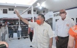 “Cuando recuperar el rumbo es urgente, nadie debe detenerse por los colores de sus partidos”, dice Pech al registrarse como candidato de MC
