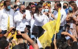 “Soy ajena a los intereses que vienen de fuera a dar instrucciones” | La nomenklatura del PAN-PRD nacional arropa a Laura Fernández en su registro como candidata a la gubernatura