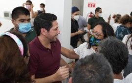 Renán Sánchez Tajonar recibe constancia como candidato a diputado por Cozumel