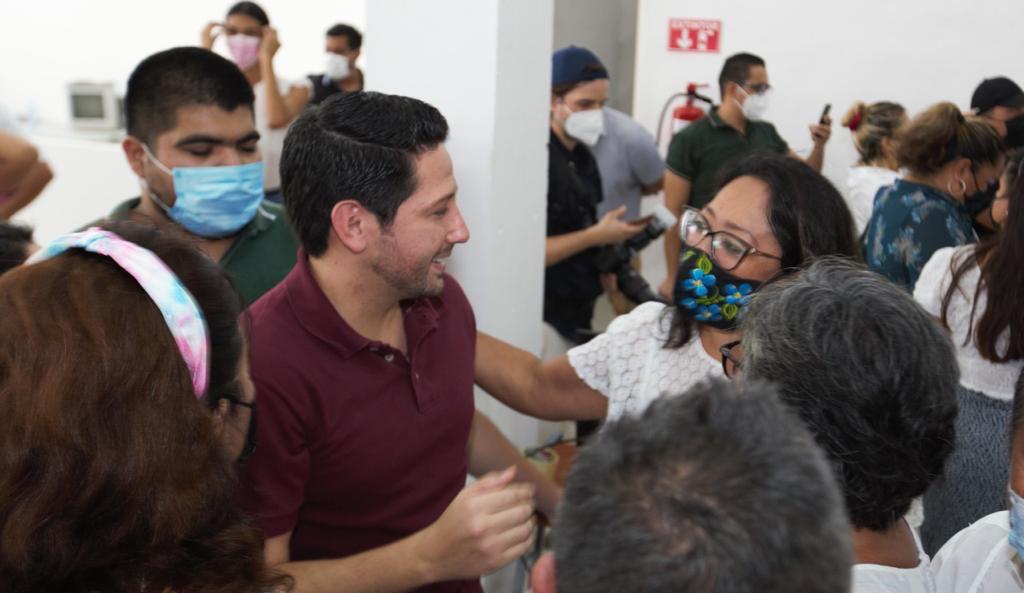 Renán Sánchez Tajonar recibe constancia como candidato a diputado por Cozumel