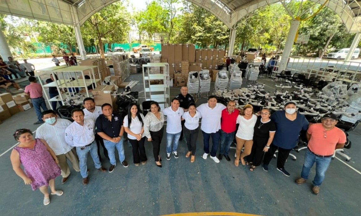 Gobierno de Marciano Dzul entrega nuevo equipo de cómputo e inmobiliario