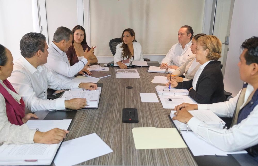 Mara se muestra con su equipo de transición, e incluye a Cristina Torres, Artemio Santos y Reyna Arceo