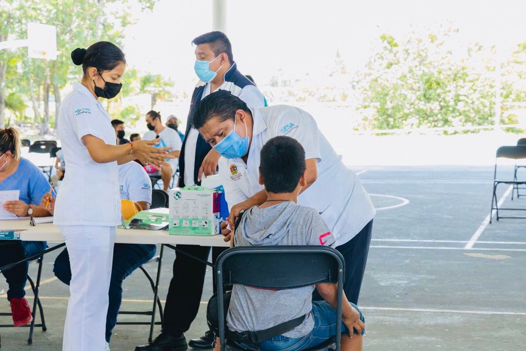 Buena respuesta de niñas y niños de Tulum a jornada de vacunación anti covid