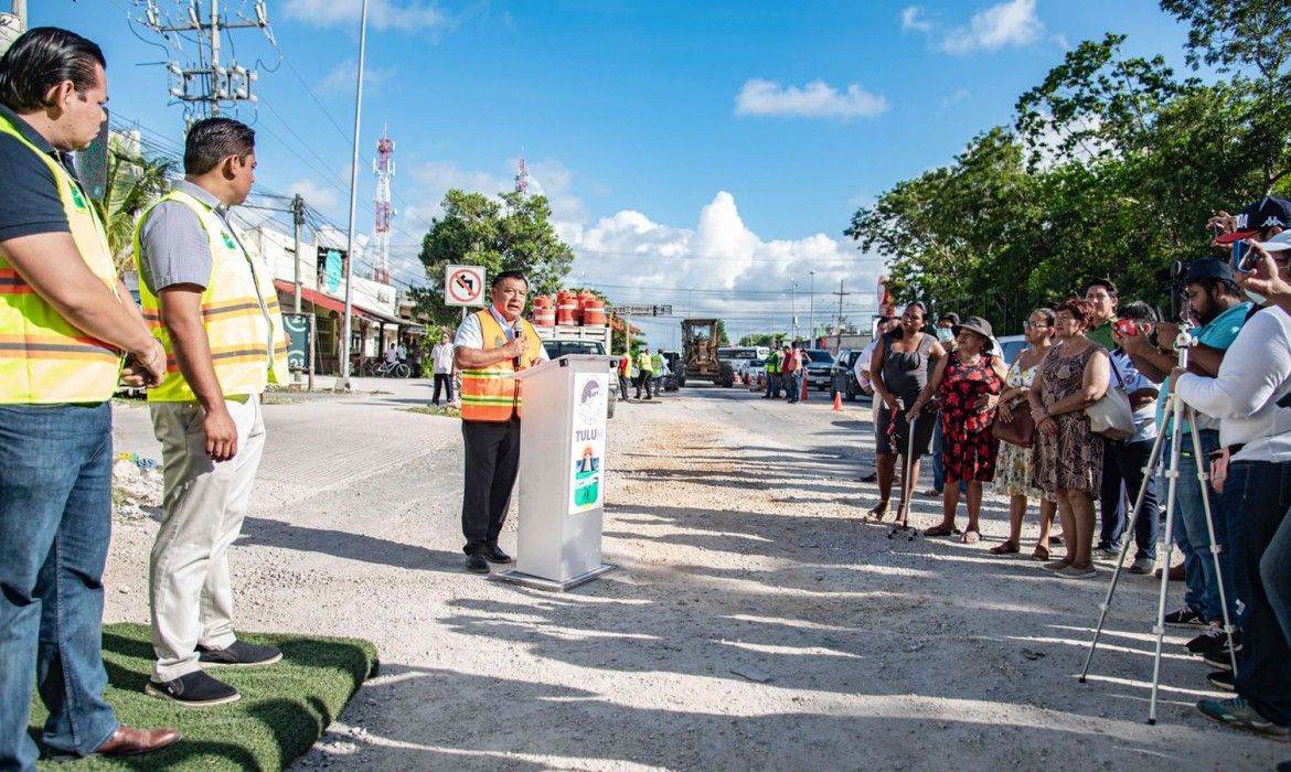 Marciano Dzul Caamal da banderazo a la primera etapa de la modernización en la Av. Coba de Tulum