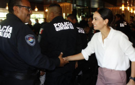 Entrega Ana Paty reconocimientos a policías de Benito Juárez, que reciben apoyo de empresariado