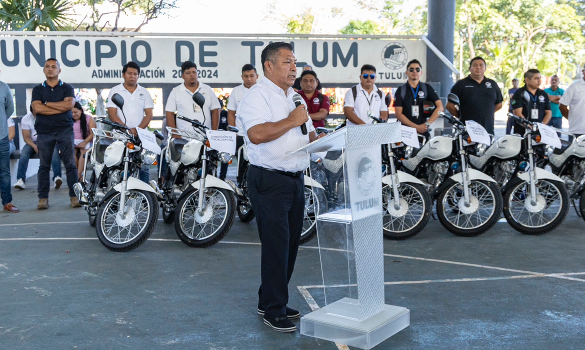 Equipa Marciano Dzul a 10 direcciones de su administración con motocicletas nuevas