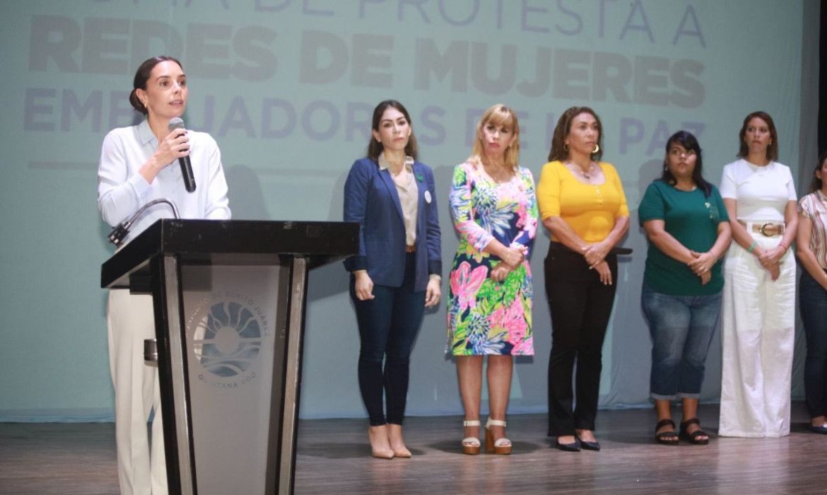 Ana Paty Peralta toma protesta a integrantes de las redes de Mujeres Embajadoras por la Paz