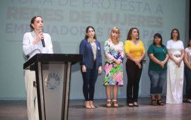 Ana Paty Peralta toma protesta a integrantes de las redes de Mujeres Embajadoras por la Paz
