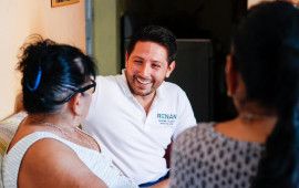 “Estoy al pie del cañón”, dice Renán Sánchez, y atiende a cozumeleños en su casa de gestión