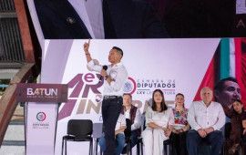Batún da su Primer Informe con traje de candidato, y con el apoyo del marismo