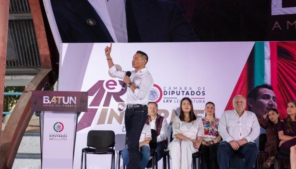 Batún da su Primer Informe con traje de candidato, y con el apoyo del marismo