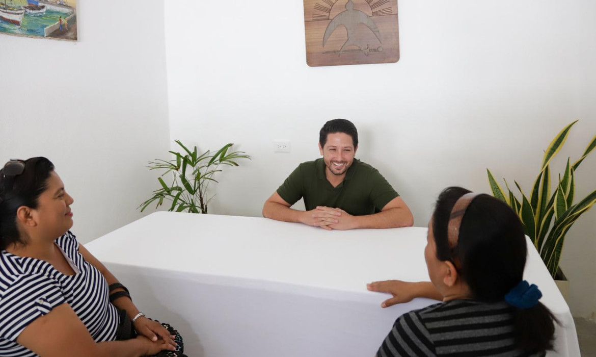 Se reúne Renán Sánchez con cozumeleños para orientación, asesoría y gestiones