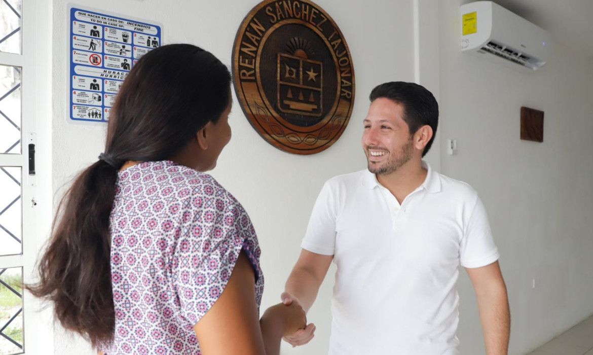 Atiende Renán Sánchez a cozumeleños en su casa de gestión