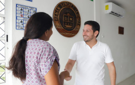 Atiende Renán Sánchez a cozumeleños en su casa de gestión
