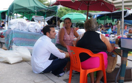 Trabaja Pablo Bustamante con la familia tianguista de Cancún; escucha necesidades y da a conocer programas sociales de la 4T QRoo