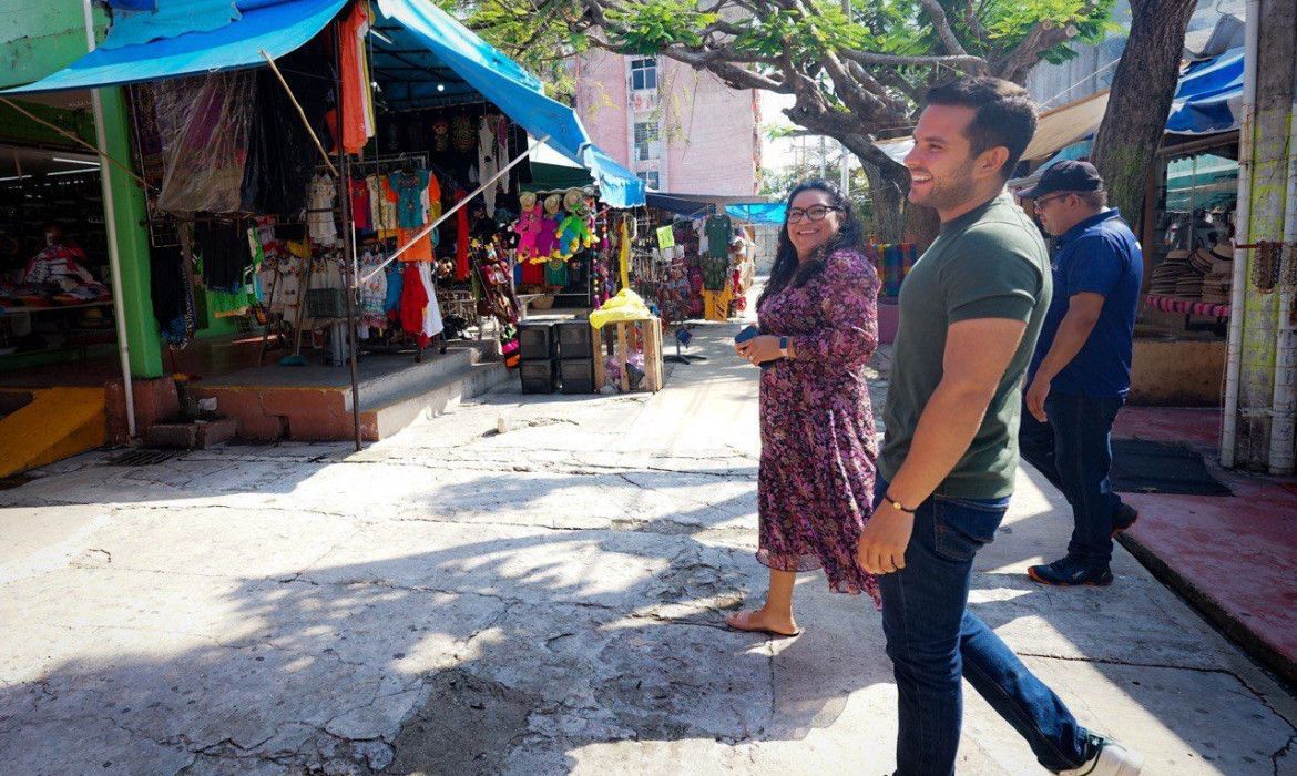 Visita Pablo Bustamante a comerciantes del Mercado 28 en Cancún